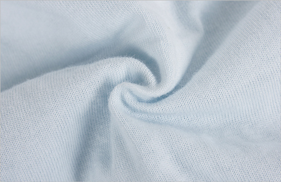 棉布具有良好的吸濕性和透氣性，穿著舒適；